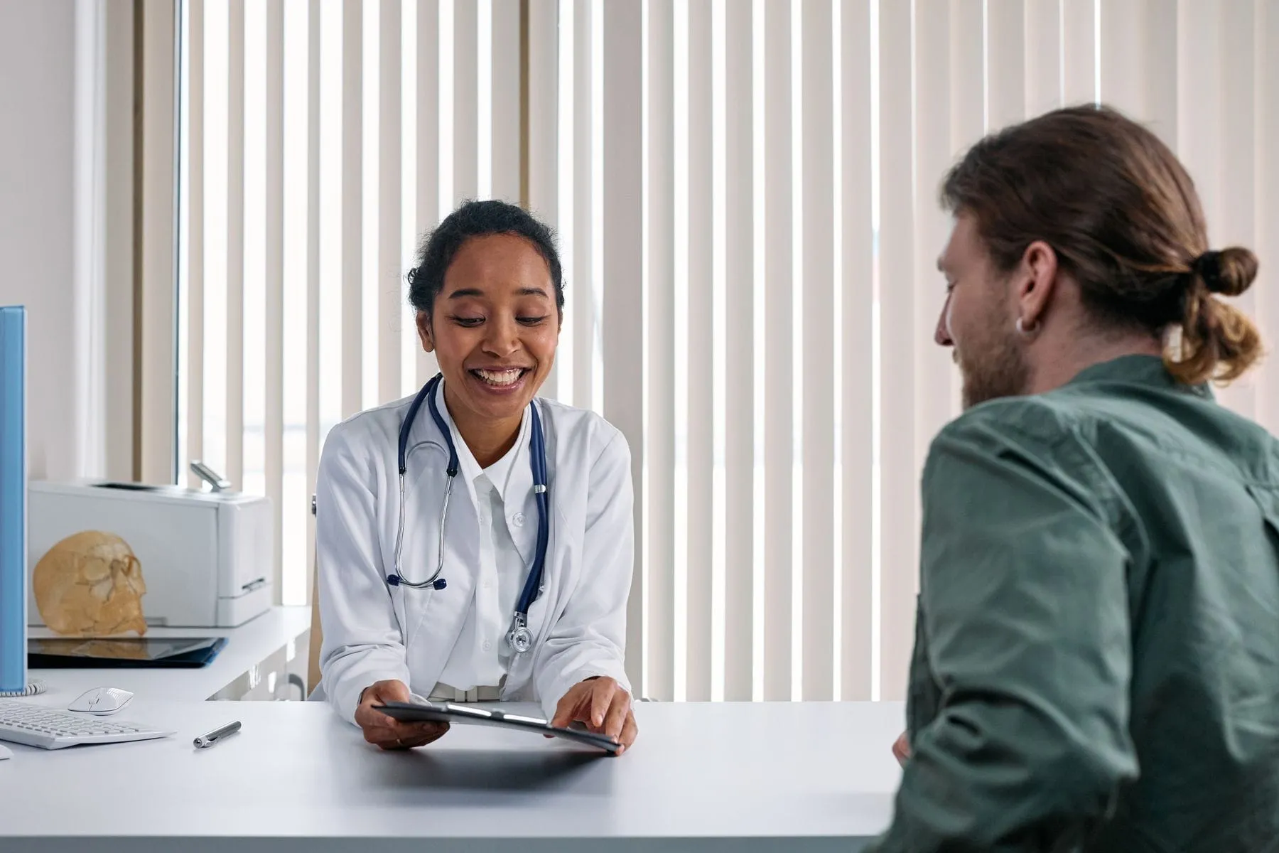 Médica conversando con un paciente en el consultorio