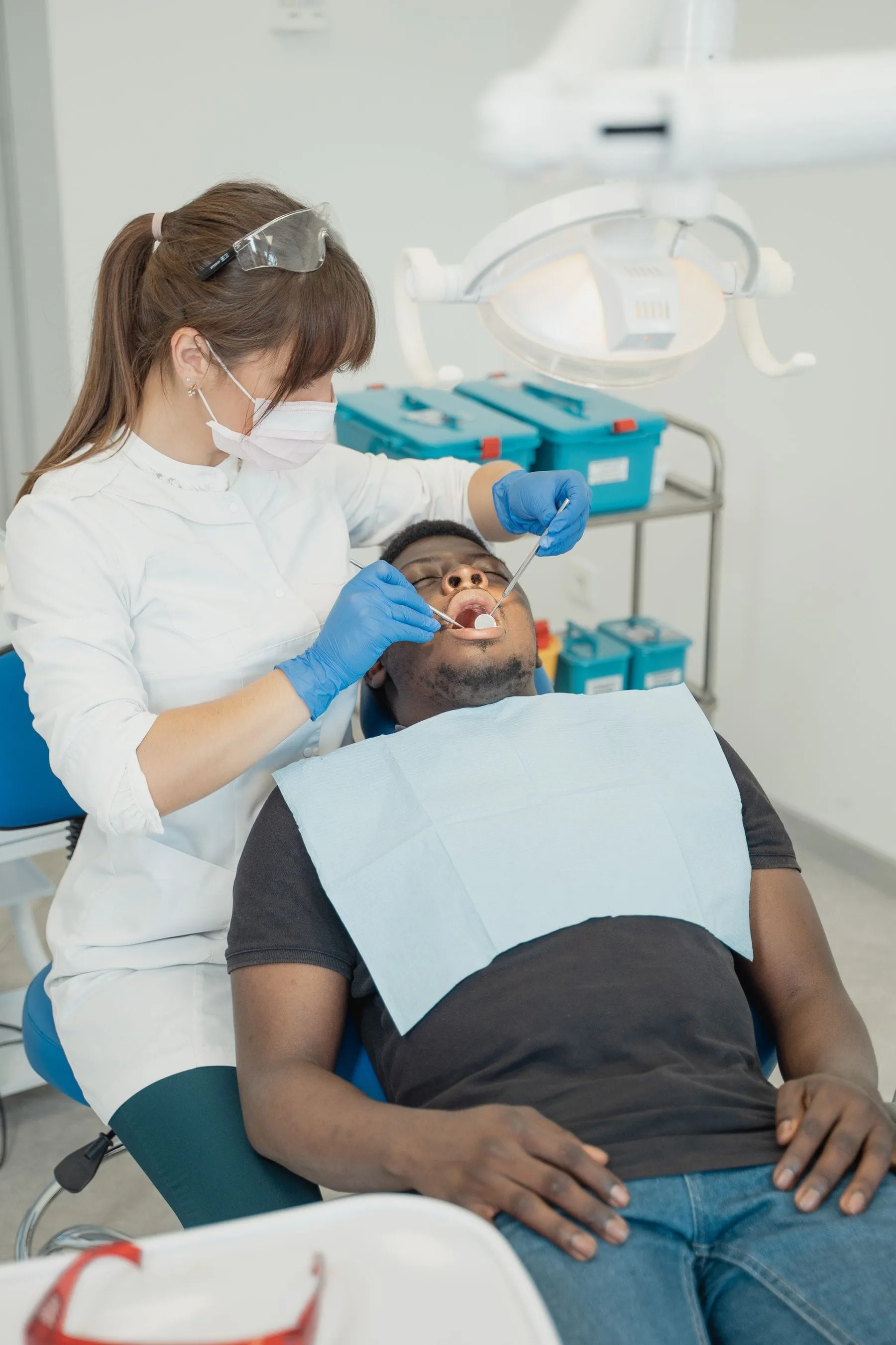 Odontóloga atendiendo a un paciente en el sillón dental